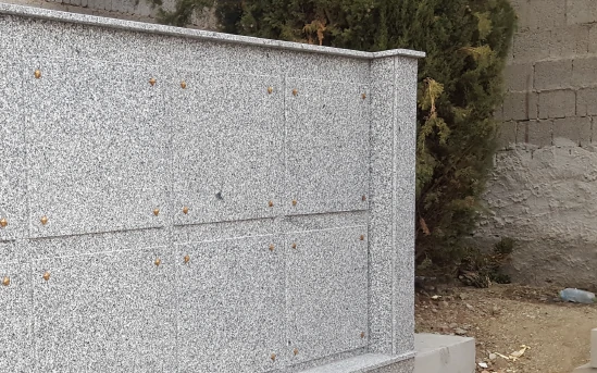 Loculi in serie rivestiti in granito P.I.L. Gran min
