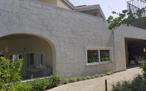 Esterno edificio in granito P.I.L. Gran min