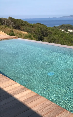 Piscina a sfioro in marmo P.I.L. Gran min