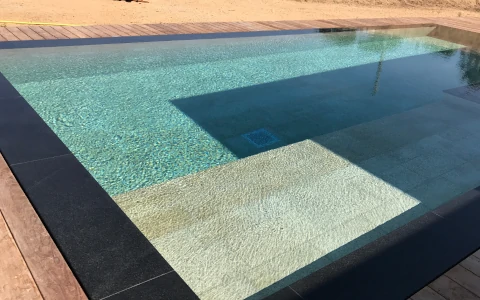 Rivestimento piscina in granito nero P.I.L. Gran min