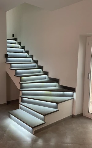 Scala interna in marmo con led P.I.L. Gran min