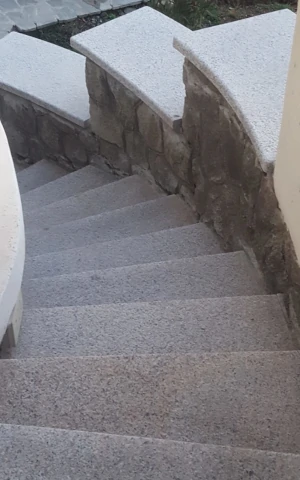 Scale esterne in granito sardo bocciardato P.I.L. Gran min