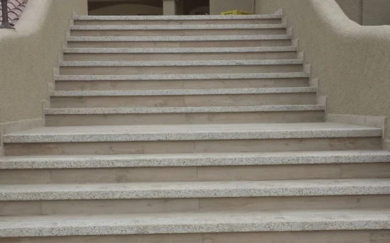 Rivestimento scale in granito bocciardato P.I.L. Gran min